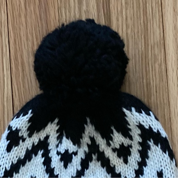 NWOT Old Navy Sweater Beanie. Black Fair Aisle.  Poly/Acrylic. One Size - Picture 6 of 9